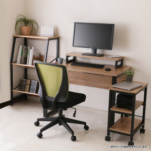 【機能美を極めるシステム】
デスク周りのアイテムを同シリーズでトータルコーディネートすれば、デザインの統一感が生まれるだけでなく、収納力と作業効率が劇的に向上し、理想の書斎がここに完成します。