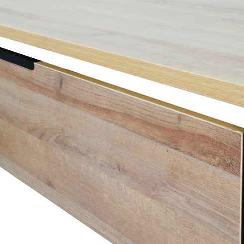 【リアルな木目の温かみ】
思わず触れたくなるようなリアルな木目調の天板と幕板が、無機質になりがちなデスク周りに自然の温もりと落ち着きを与え、心地よい空間を演出します。