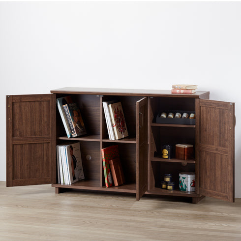 両開き扉には固定棚により四つに区切られた収納スペースが、片開き扉には2枚の可動棚により収納物に合わせて高さ調整できる収納スペースが備わっています。