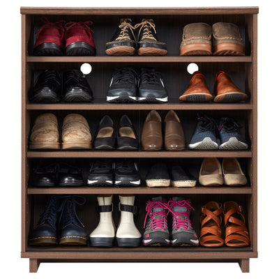 収納スペースには棚板が全部で4枚付いており、そのうち上から2段目が固定式、その他の3枚は可動式のため、収納するシューズやスリッパに合わせて自由に高さを調整することができます。