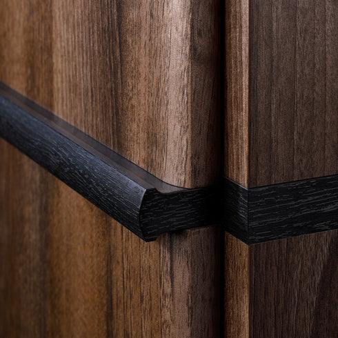 扉は、中央付近に取り付けられた取っ手を掴んで開く観音開き仕様となっております。