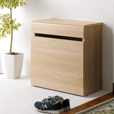 シンプルなデザインながらあると役立つ一台で、エントランスやリビングスペースなどで活躍してくれることでしょう。