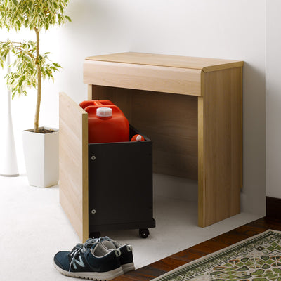 座面下にはキャスター付きの収納ボックスが付いており、出し入れもラクラクです。高さ610mmはベンチとしてちょっと腰掛けるのにちょうどいい高さというだけでなく、収納スペースには灯油用のポリタンク(18L目安)なども収納できます。