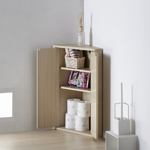 収納スペースに付いている棚板4枚は可動式のため収納物に合わせて高さを調整することで、トイレットペーパーなら最大5個まで、ブラシなら最大480mmまで収納することができます。