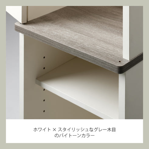 上部と下部の間にある棚板だけスタイリッシュなグレーな木目となっており、ホワイトとのさりげないツートンカラーというのも見逃せないポイントです。