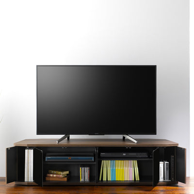 左右にはDVDソフトやゲームソフトを収納できる、木目扉付きのちょっとしたスペースもついており、収納力抜群です。