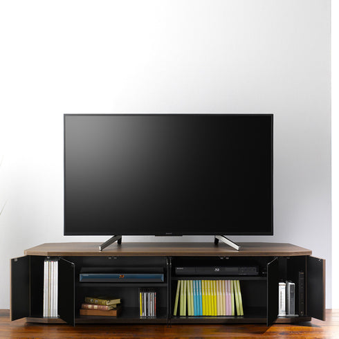 左右にはDVDソフトやゲームソフトを収納できる、木目扉付きのちょっとしたスペースもついており、収納力抜群です。