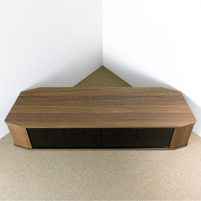 隅に設置する斜め置きだけでなく、壁に沿った平面置き、テレビ台の斜めカットに沿ったコーナー置きなど、様々な置き方ができます。