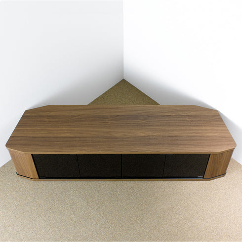 隅に設置する斜め置きだけでなく、壁に沿った平面置き、テレビ台の斜めカットに沿ったコーナー置きなど、様々な置き方ができます。