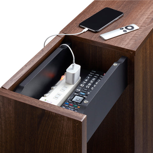 天板の扉を外してオープンタイプとして使うことで、ティッシュボックスやリモコンなどの小物類を収納し、使いたいときにすぐに使うこともできます。