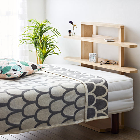 木目調の定番カラーリングで、既存家具に合わせて収納スペースをプラスでつくってくれる"ルーデフトシリーズ"の後付けヘッドボードです。