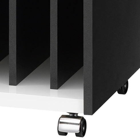 高級感のあるシルバーのキャスター付きのため、移動時はラクラクです。