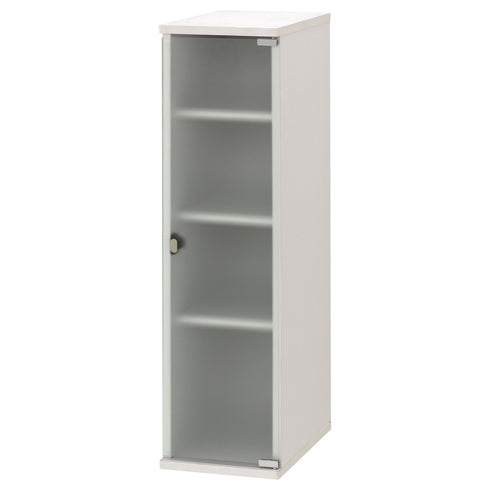 収納物を外からうっすら確認できるよう、扉にミスト強化ガラスが使われている一台です。