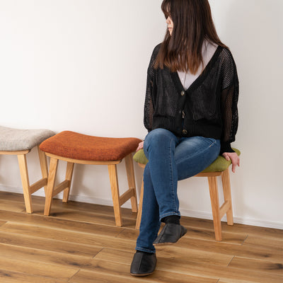 料理中に一息つきたい時、玄関で靴を履く時、来客用や予備用に、または足置き用のオットマンとしてなど、様々な場面で活躍してくれます。