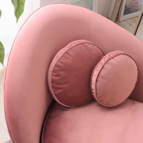 ソファとクッションには、布のほつれを防止し見た目もより美しくなる加工を施しており、耐久性やデザインにこだわった商品となっています。