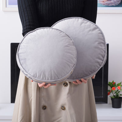 ソファと同色のコンパクトなサイズのクッションが2つ付いており、クッションを使ってより快適に過ごすことができます。