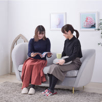 【語らいのひととき】大切な人との会話も弾む、心地よい広さの2人掛けソファです。