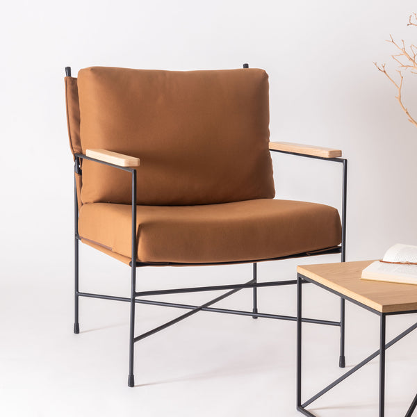 使い手によって様々な表情やスタイルを生み出し、使うほどに魅力や愛着が増す、現代的なシンプルデザインの「フォームシリーズ」のラウンジチェア。