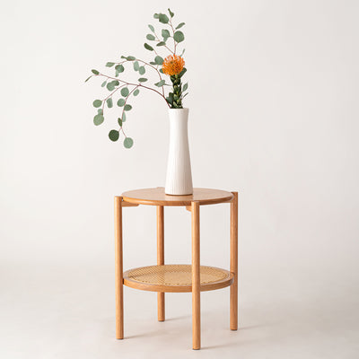 使い手によって様々な表情やスタイルを生み出し、使うほどに魅力や愛着が増す、現代的なシンプルデザインの「フォームシリーズ」のサイドテーブル。