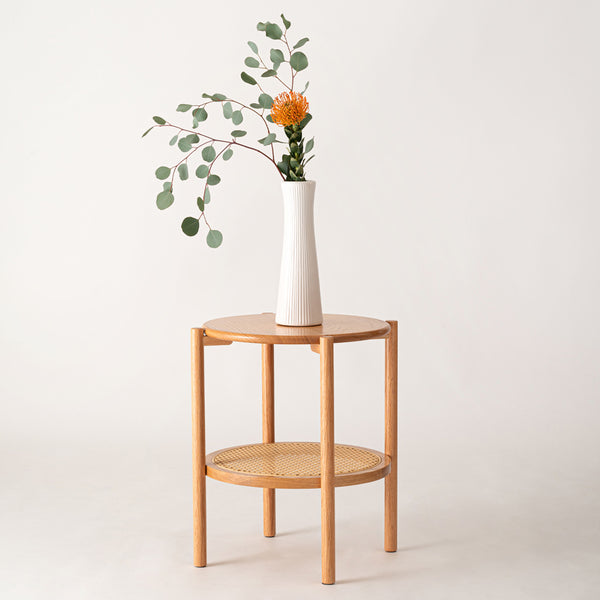 使い手によって様々な表情やスタイルを生み出し、使うほどに魅力や愛着が増す、現代的なシンプルデザインの「フォームシリーズ」のサイドテーブル。