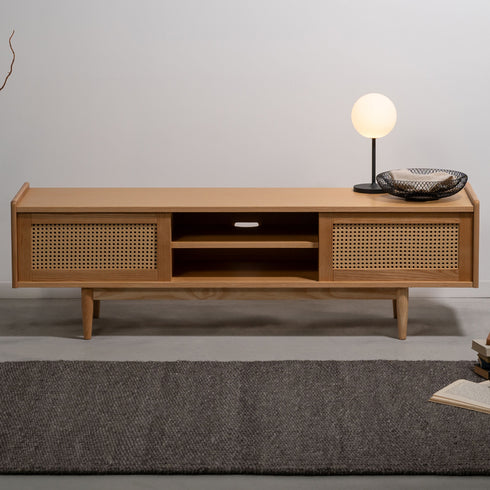 使い手によって様々な表情やスタイルを生み出し、使うほどに魅力や愛着が増す、現代的なシンプルデザインの「フォームシリーズ」のローボードの幅150cmタイプ。