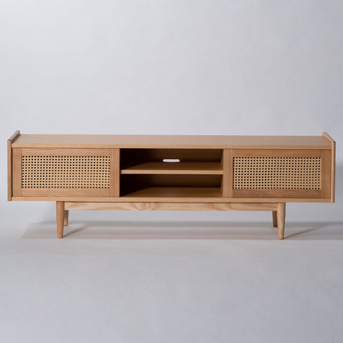 天然木のアッシュ材と人工ラタンを組み合わせたデザインで、テレビボードとしてはもちろんのこと、雑貨やグリーンとの相性も良いため、収納できるディスプレイボードとしても最適です。