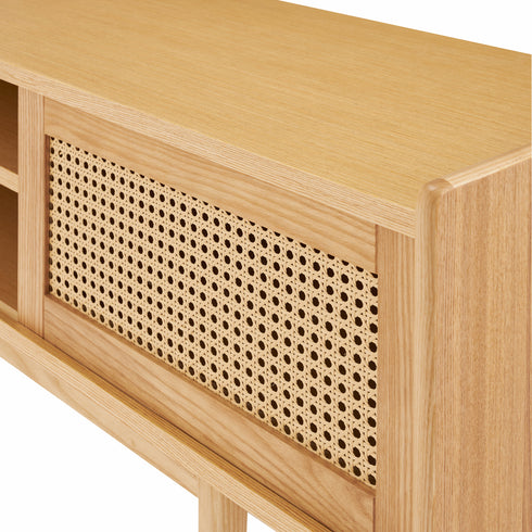 サイドは引き戸収納となっており、扉はラタンと木枠との段差を利用することで取っ手を無くし、すっきりとした外観に仕上げました。