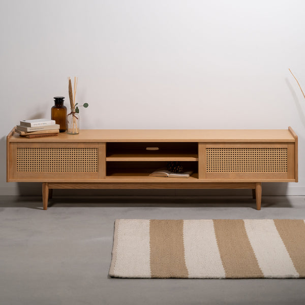 使い手によって様々な表情やスタイルを生み出し、使うほどに魅力や愛着が増す、現代的なシンプルデザインの「フォームシリーズ」のローボードの幅180cmタイプ。