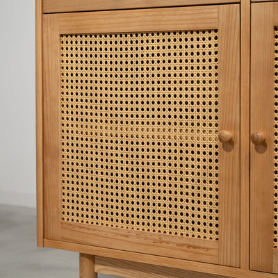 開き戸に、自然素材の見た目に近いポリプロピレン製のラタンを採用しており、天然ラタンと違ってささくれも出来にくく、お手入れも手軽に行えます。