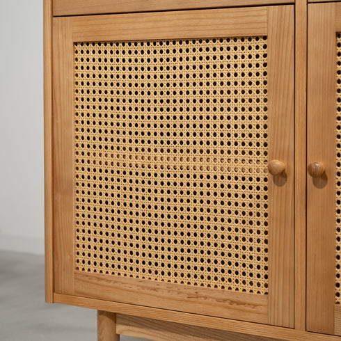 開き戸に、自然素材の見た目に近いポリプロピレン製のラタンを採用しており、天然ラタンと違ってささくれも出来にくく、お手入れも手軽に行えます。