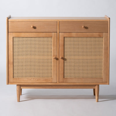 使い手によって様々な表情やスタイルを生み出し、使うほどに魅力や愛着が増す、現代的なシンプルデザインの「フォームシリーズ」のキャビネット。