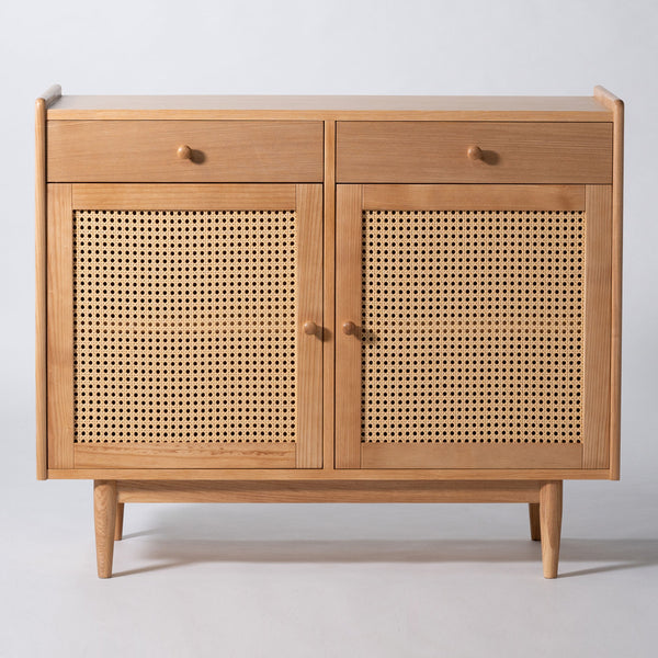 使い手によって様々な表情やスタイルを生み出し、使うほどに魅力や愛着が増す、現代的なシンプルデザインの「フォームシリーズ」のキャビネット。