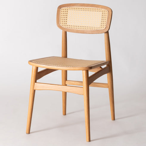 使い手によって様々な表情やスタイルを生み出し、使うほどに魅力や愛着が増す、現代的なシンプルデザインの「フォームシリーズ」のダイニングチェア。