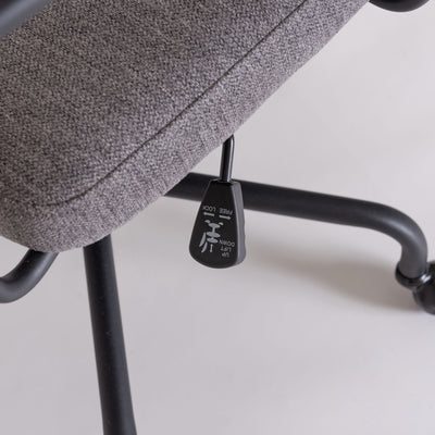 座面下のレバーで簡単に座面高の調節ができ、身長や机に合わせた高さでお使いいただけます。