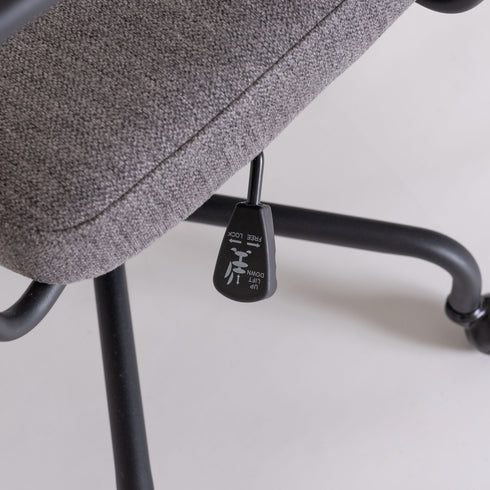 座面下のレバーで簡単に座面高の調節ができ、身長や机に合わせた高さでお使いいただけます。