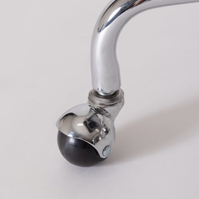 定感のある5本脚にはキャスターが付いており、座ったままの移動もラクラクです。