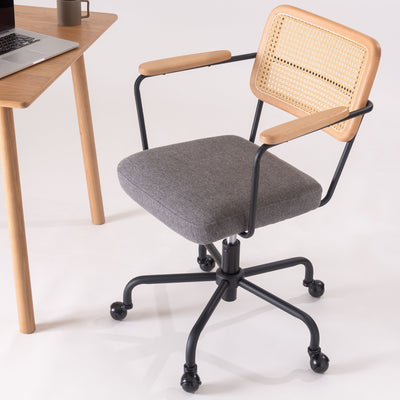 使い手によって様々な表情やスタイルを生み出し、使うほどに魅力や愛着が増す、現代的なシンプルデザインの「フォームシリーズ」のデスクチェア。