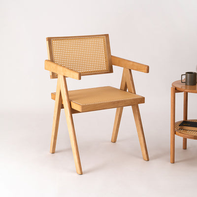 使い手によって様々な表情やスタイルを生み出し、使うほどに魅力や愛着が増す、現代的なシンプルデザインの「フォームシリーズ」のアームチェア。