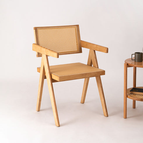 使い手によって様々な表情やスタイルを生み出し、使うほどに魅力や愛着が増す、現代的なシンプルデザインの「フォームシリーズ」のアームチェア。