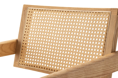 座面にラタンを用いることで適度に弾力のある快適な座り心地で、通気性にも優れており、背も背当たりを考慮した緩やかな曲線の背もたれにより、快適な座り心地となっています。