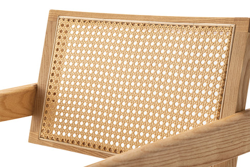 座面にラタンを用いることで適度に弾力のある快適な座り心地で、通気性にも優れており、背も背当たりを考慮した緩やかな曲線の背もたれにより、快適な座り心地となっています。