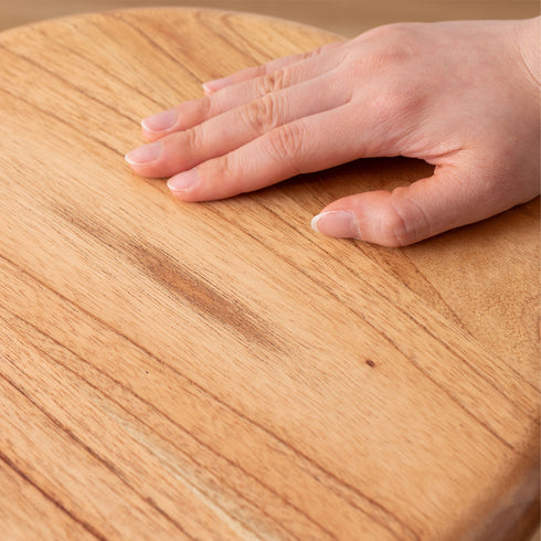 流れるような木目が美しいミンディ材が温かみを感じさせてくれます。