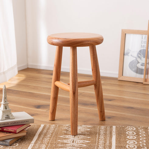 角がなく、丸みをおびたコロンとしたフォルムがかわいらしいウッドスツール。