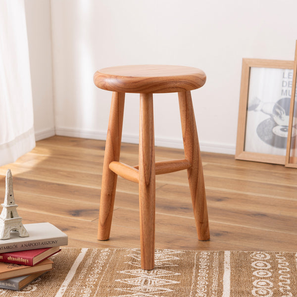角がなく、丸みをおびたコロンとしたフォルムがかわいらしいウッドスツール。