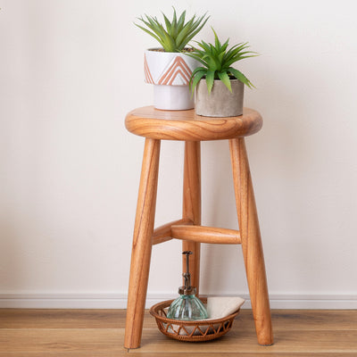 スツールとして座るだけでなく、ソファサイドやベッドサイドなどでのサイドテーブル、本や小物を置いて飾る台、エントランス周りでのシューズベンチとしても活躍してくれることでしょう。