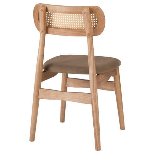 【後ろ姿も美しい、こだわりの意匠】
背面まで丁寧にデザインされた美しいフォルムは、お部屋のどの角度から見ても絵になり、抜け感のあるラタン調の背もたれが圧迫感を与えず空間を広く見せてくれます。