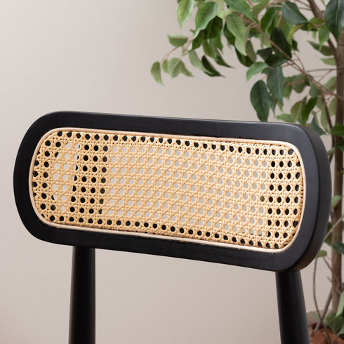 【職人技が光る、美しい後ろ姿】
丁寧に編み込まれたラタン調の背もたれが、シックなブラックのフレームに映え、どの角度から見ても洗練された印象を与えます。