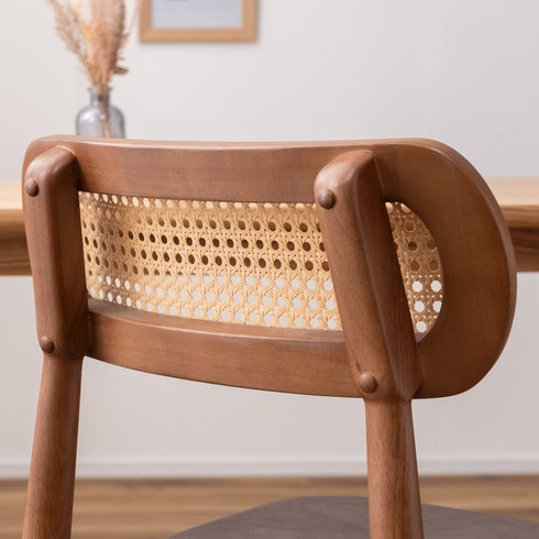 【細部に宿る、デザインの温もり】
フレームから脚の接合部に至るまで、随所に見られる丸みを帯びた加工が、椅子全体の印象を和らげ、居心地の良い雰囲気を生み出します。