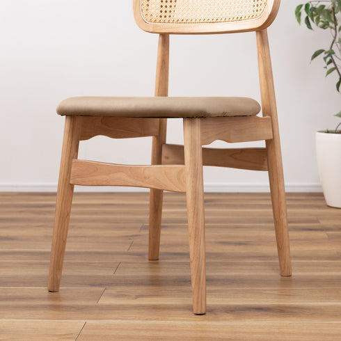 【暮らしを支える、優美な佇まい】
座面下に見える優美なラインのフレームは、デザインのアクセントになるだけでなく、体をしっかりと支える頑丈さも兼ね備えています。