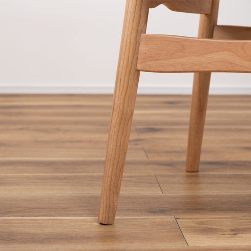 【天然木が紡ぐ、あたたかな時間】
一本一本異なる天然木ラバーウッドの豊かな木目が、お部屋にあたたかく優しい空気感を演出し、日々の暮らしにそっと彩りを添えます。